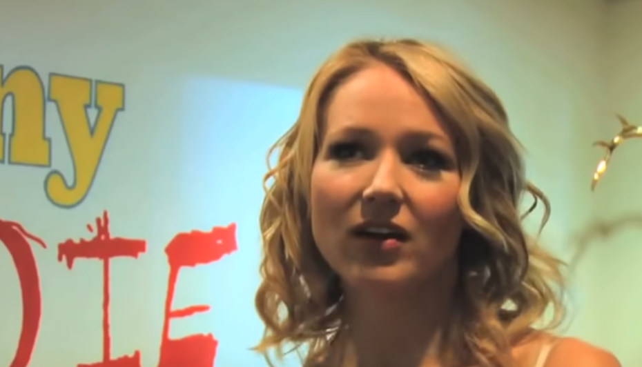 Jewel Gets Disguised And Surprises A Karaoke Bar