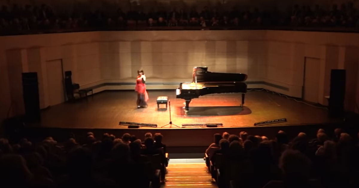 Piano has a broken pedal, but Brazilian pianist keeps playing the whole time they fix it