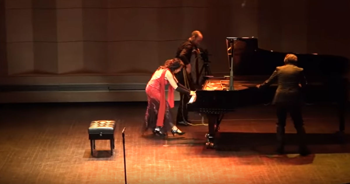 Piano has a broken pedal, but Brazilian pianist keeps playing the whole time they fix it