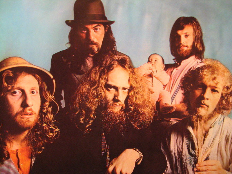Jethro Tull performs live show in 1976 with incredible flute solo that