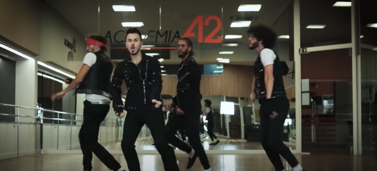 Street performers do perfect evolution of Michael Jackson dances