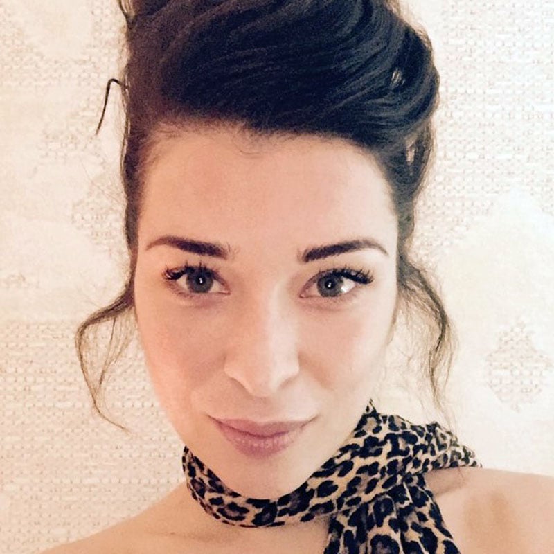 Before performing on TV, talented British woman singer performs “I Only