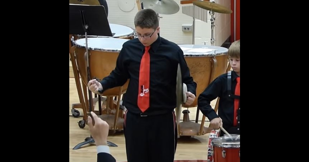 People are applauding kid’s ‘recovery’ to cymbal breaking during performance