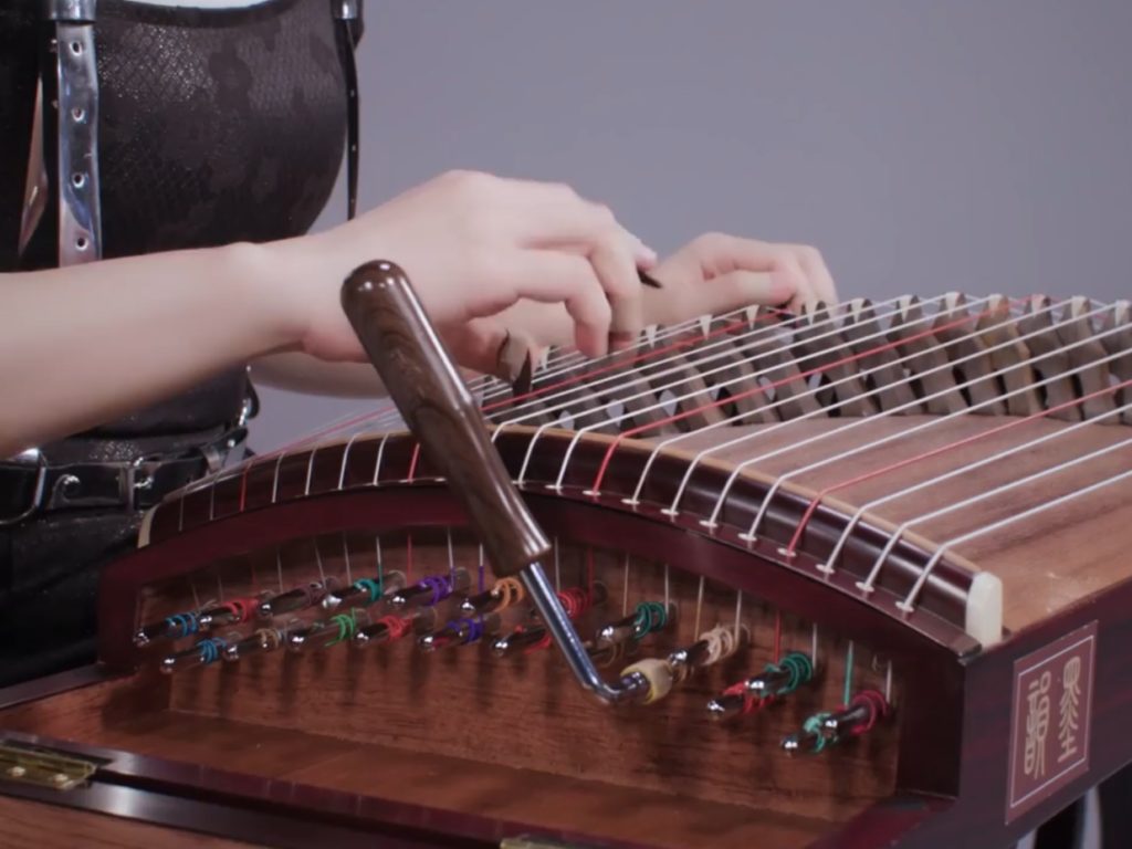 Woman plays a mesmerizing version of “Thunderstruck” on rare